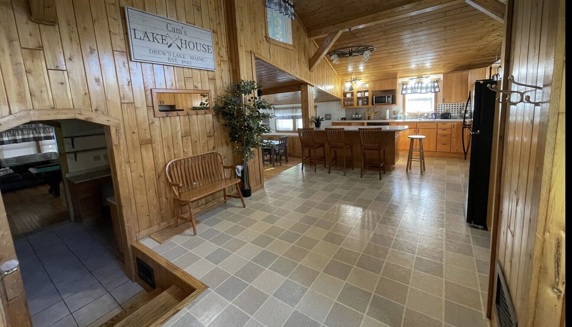 Lakefront Vacation Home With Hot Tub