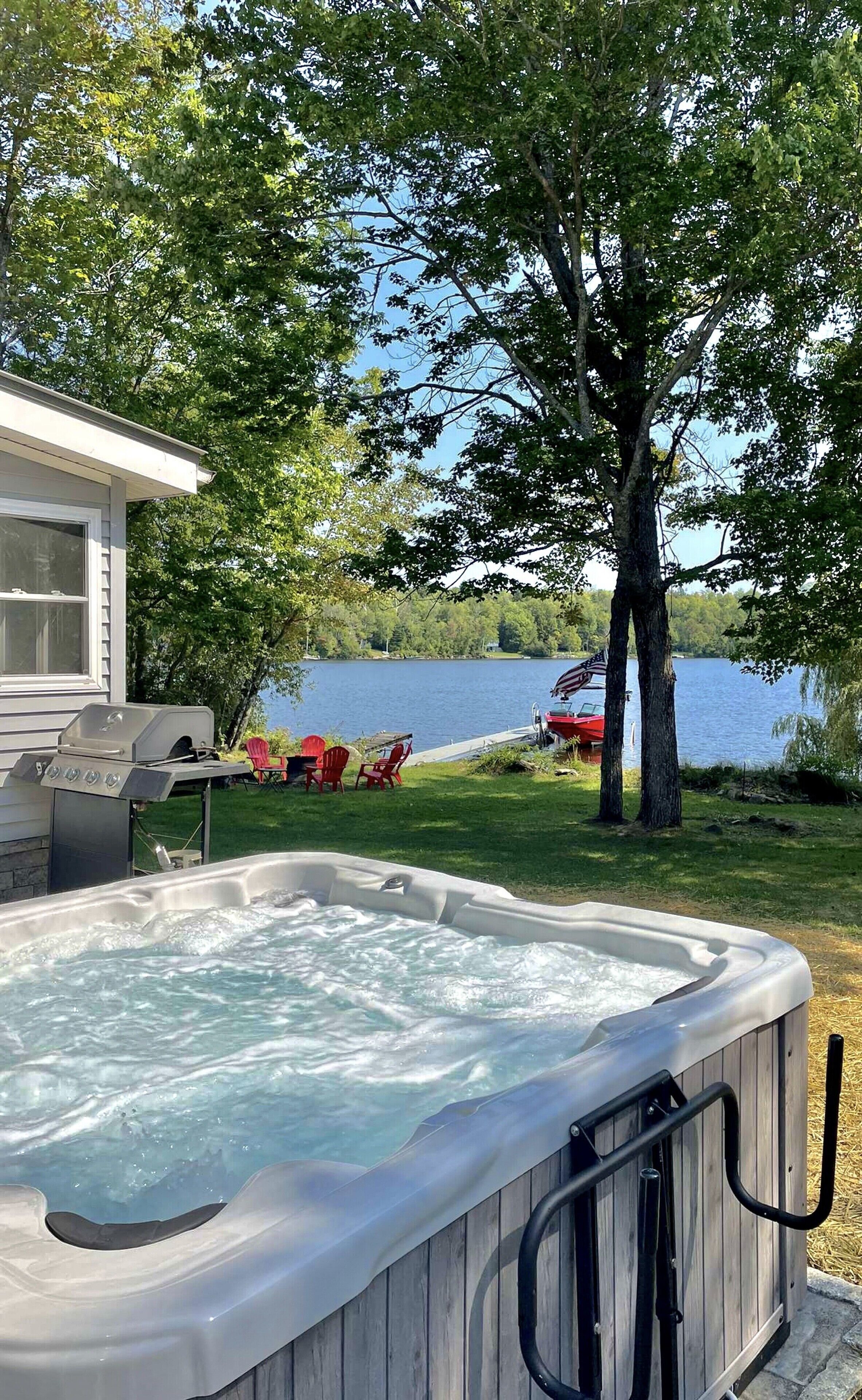 Lakefront Vacation Home With Hot Tub