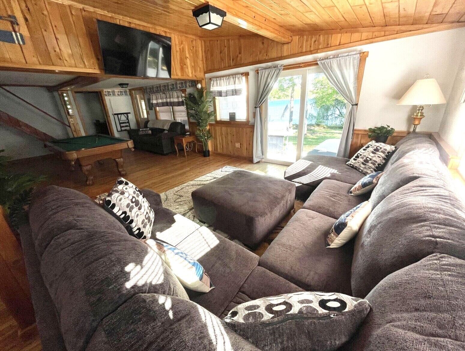 Lakefront Vacation Home With Hot Tub