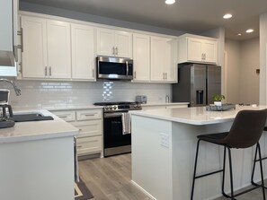 Fridge, microwave, oven, stovetop - Cheerful, Clean and Classy Townhome (Fort Worth)