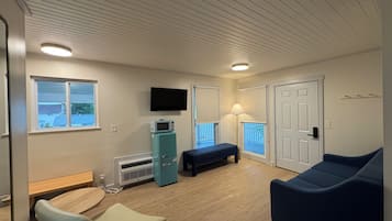 Standard-Villa (No air conditioning) | Wohnbereich | 36-Zoll-Smart-TV mit Digitalempfang