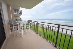 Property grounds - Remodeled oceanfront condo w/ oversized balcony on tranquil no-drive Ponce Inlet (Ponce Inlet)