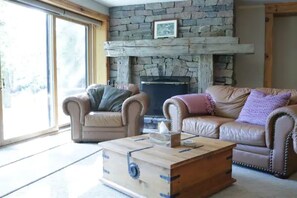 Téléviseur connecté, foyer, lecteur de DVD, table de ping-pong