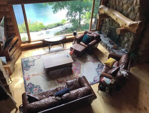 Téléviseur connecté, foyer, lecteur de DVD, table de ping-pong