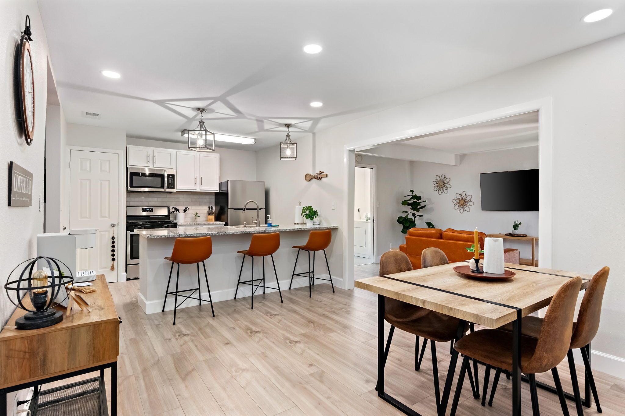 This cozy home sleeps 8... minutes from Medical Ctr and Fiesta Texas