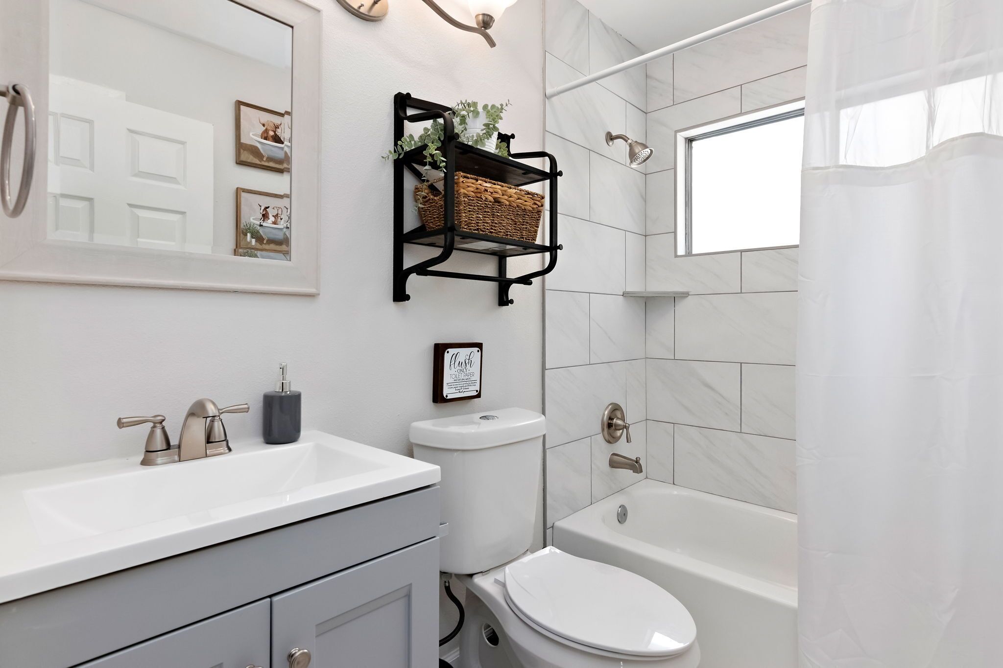 This cozy home sleeps 8... minutes from Medical Ctr and Fiesta Texas