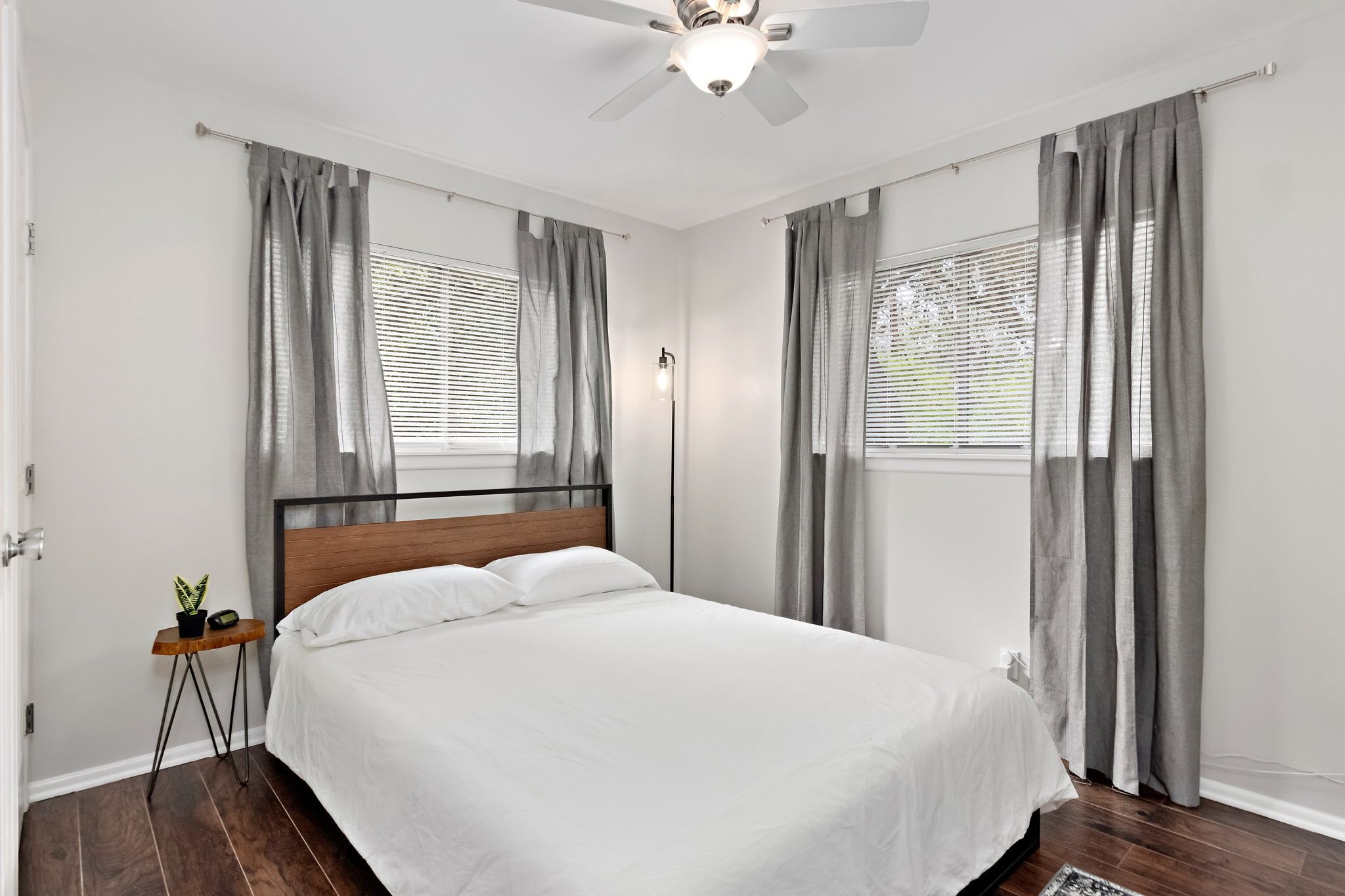 This cozy home sleeps 8... minutes from Medical Ctr and Fiesta Texas