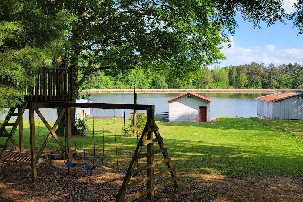 Lakeside Cottage on Lake Guntersville. AL