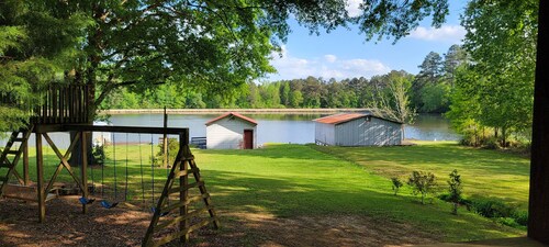 Lakeside Cottage on Lake Guntersville.
 No Pets and non smoking rental.
