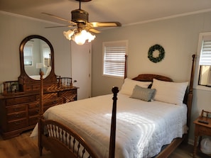 4 bedrooms, in-room safe, desk, iron/ironing board