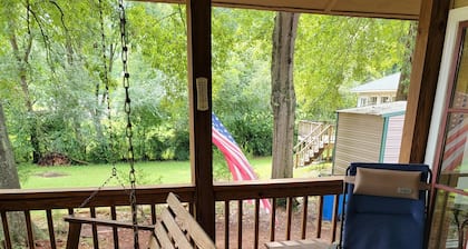 Lakeside Cottage on Lake Guntersville. AL
