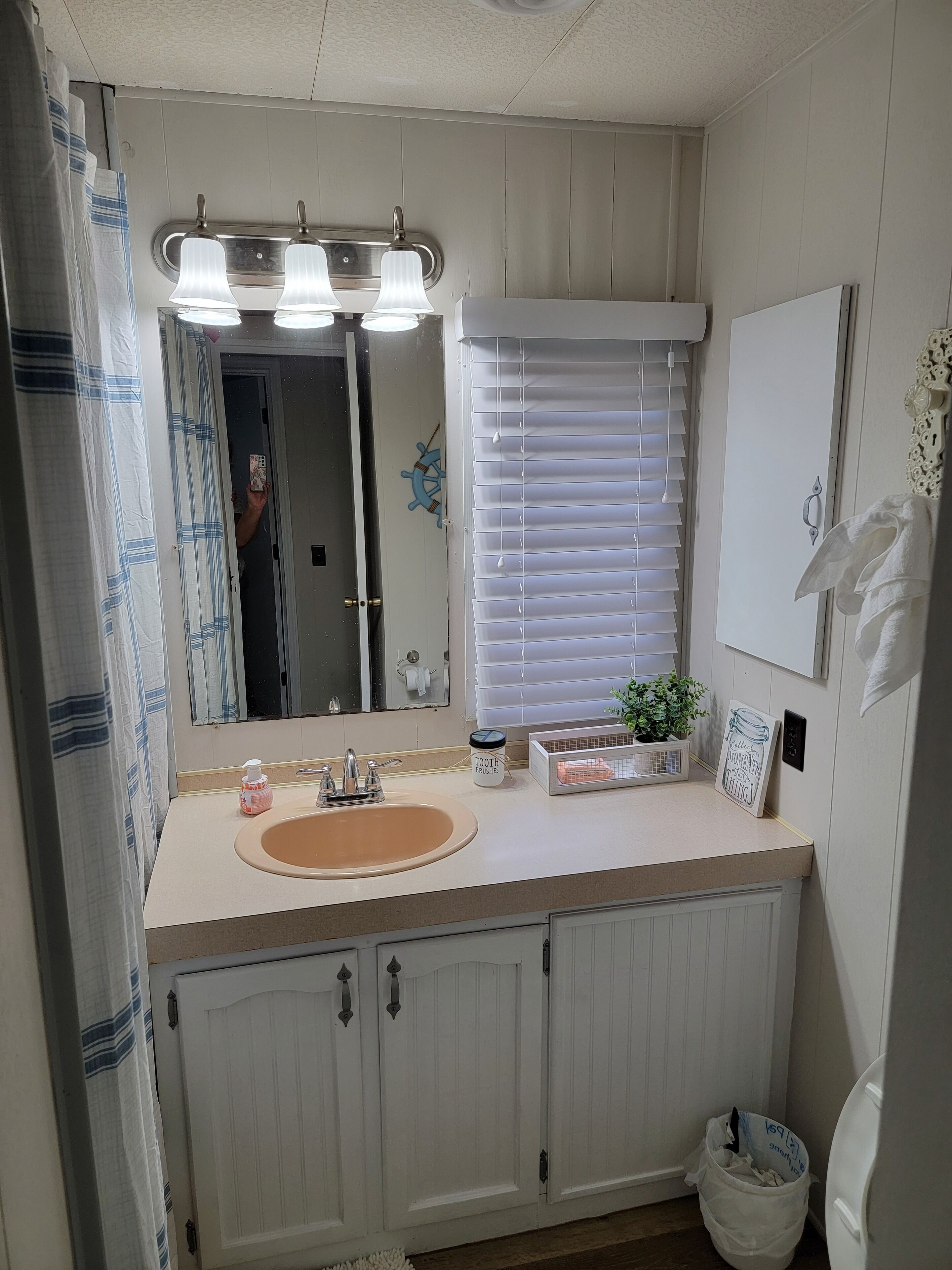 Een bad/douchecombinatie, een haardroger, handdoeken, zeep