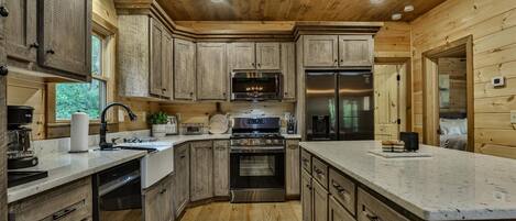 Een koelkast, een oven, een kookplaat, een vaatwasser