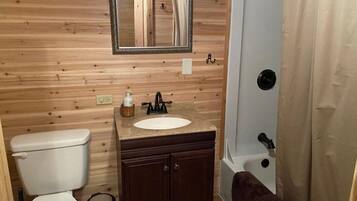 Ensemble douche/baignoire, serviettes fournies, papier toilette