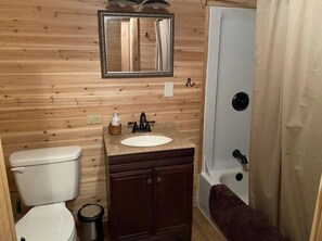 Combined shower/bathtub, towels, toilet paper - Peaceful cabin in secluded mountain spot beside a picturesque creek (Wilder)