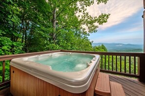 Outdoor spa tub - Skyview Sanctuary | Ellijay, GA (Ellijay)