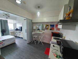 1 bedroom - Azure Cozy Cheap Condo Apartment with View and Balcony (Paranaque city)