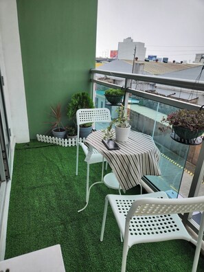 Outdoor dining - Azure Cozy Cheap Condo Apartment with View and Balcony (Paranaque city)