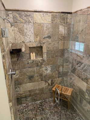 Bathtub, jetted tub, hair dryer, bidet - Lush privacy with a pool & close to everything! (Oxford)