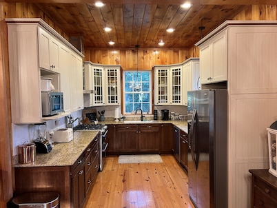 Creekside Country Cottage- minutes away from I-95