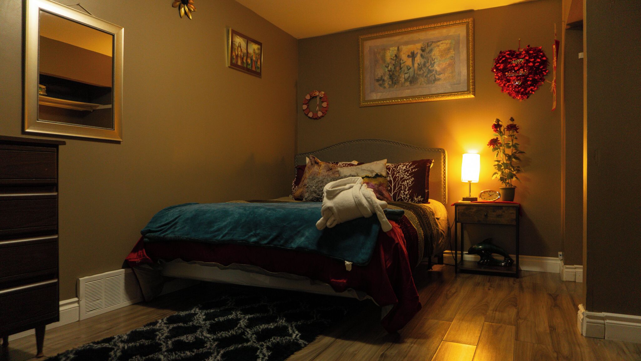 Spacious Queen Bed Home: A Perfect 5-Star Long Term Stay