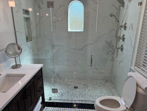 Combined shower/tub, hair dryer, towels, soap - Best Location, comfy bungalow just a10 min.walk to OU Stadium or Campus Corner (Norman)