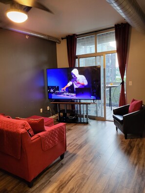 TV, DVD-spiller, musikkbibliotek og filmbibliotek