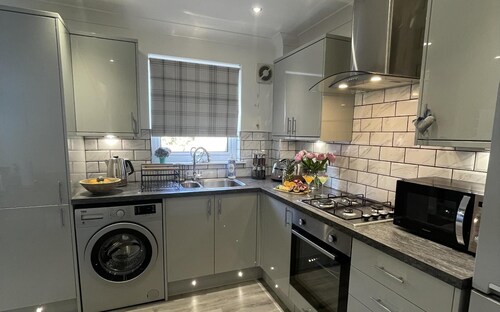 2 Bed House - Sleeps 4 - Garden, Parking, Wifi