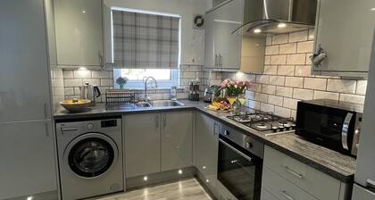 2 Bed House - Sleeps 4 - Garden, Parking, Wifi
