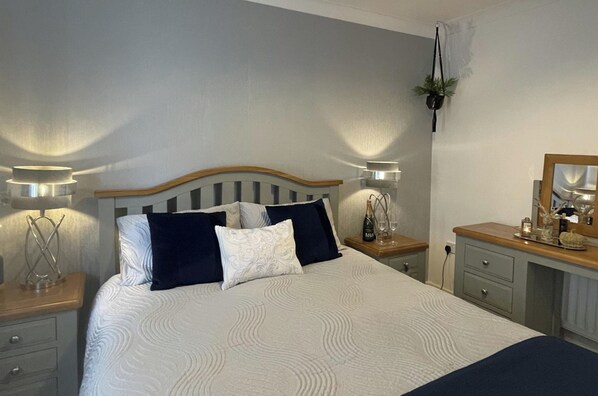 Image 2 - 2 Bed House - Sleeps 4 - Garden, Parking, Wifi (Perth)
