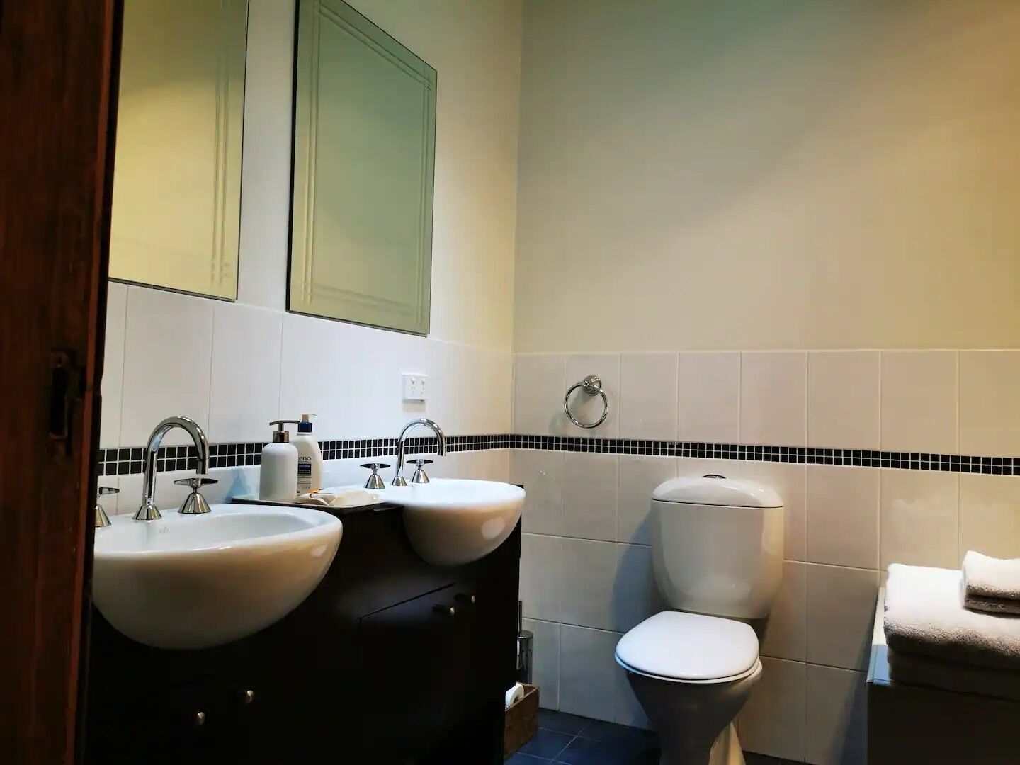 Your Home Away From Home in a Charming Street — image 6