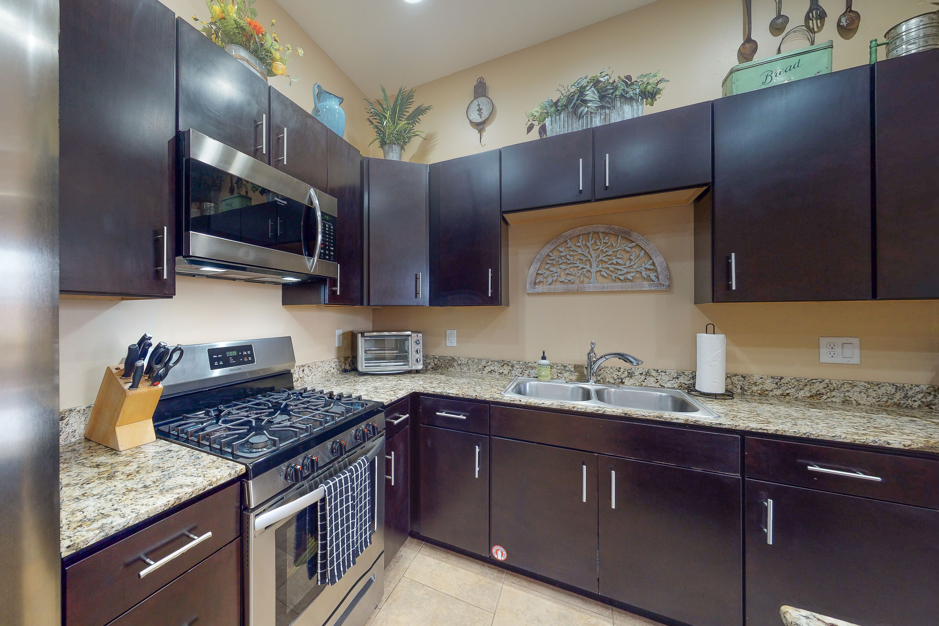 3-story downtown home with private rooftop, firepit, gas grill, mountain views