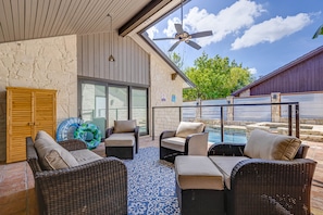 Terrace/patio - Relaxing home•Optional heated pool•Spa•Central location•20 min to Lackland AFB (San Antonio)