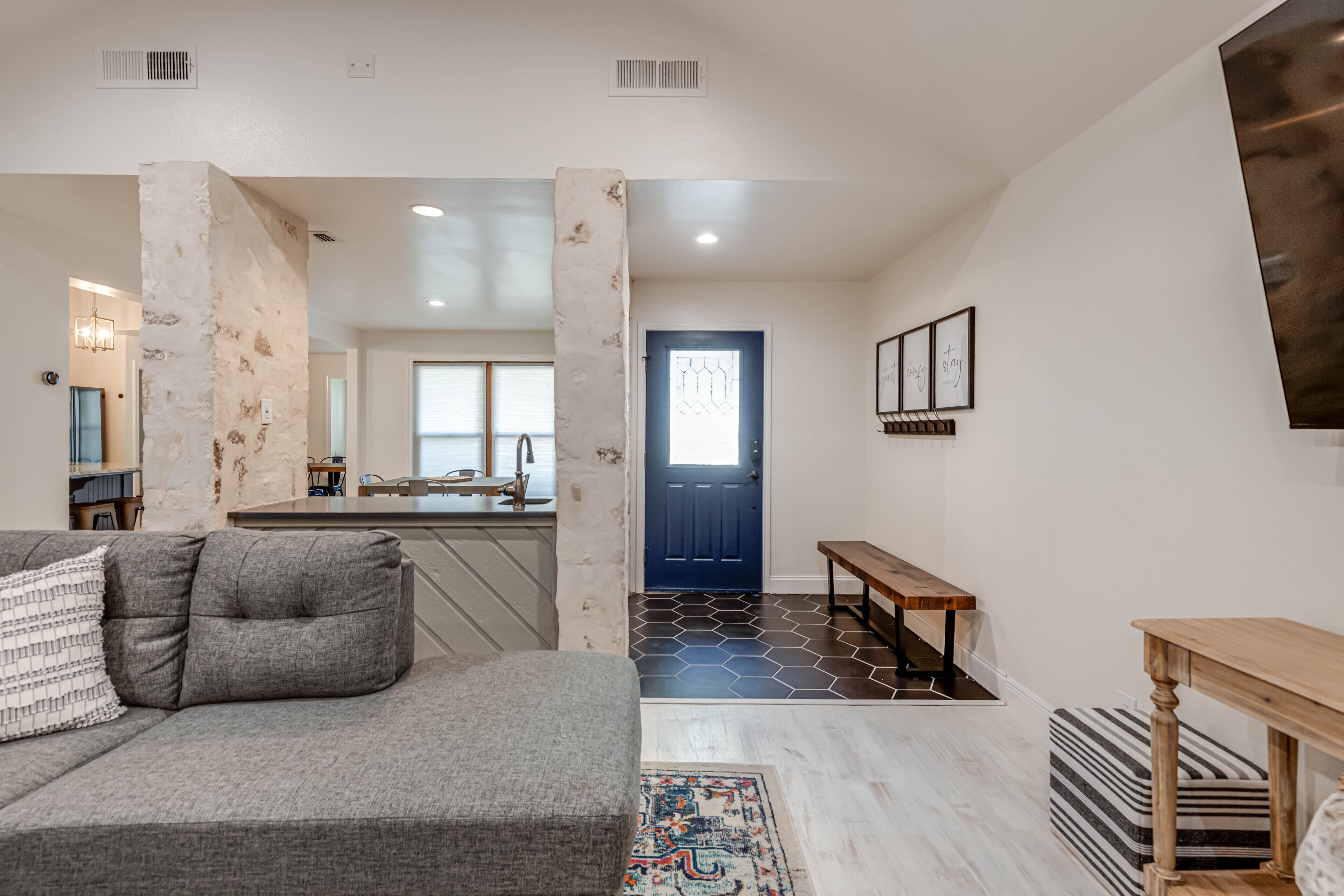 *NEW* Beautiful home with Pool/Spa in prime location