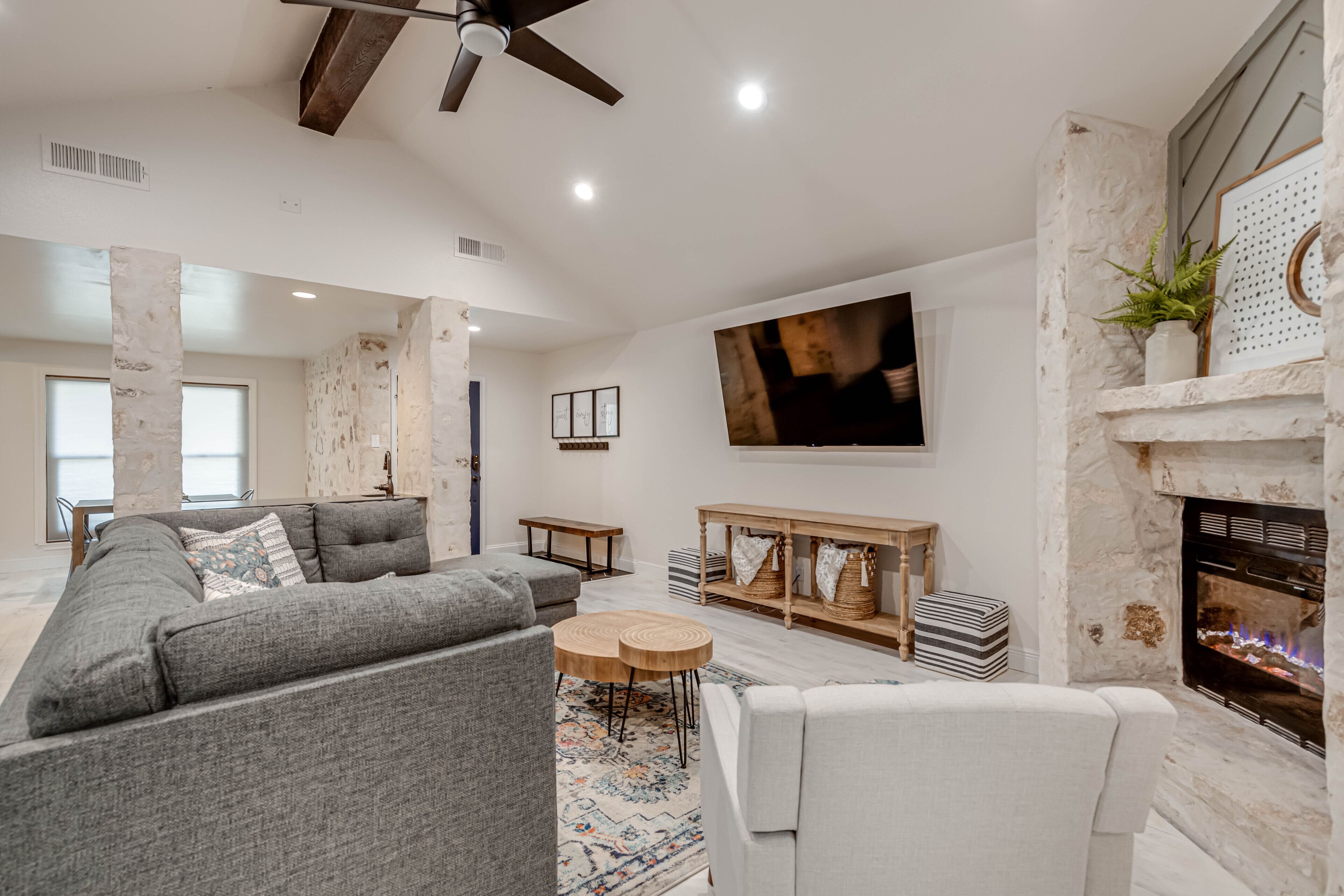 *NEW* Beautiful home with Pool/Spa in prime location