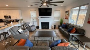 Smart-TV, Kamin, Videospiele, Stereoanlage