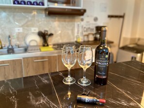 Kylskåp, mikrovågsugn, spishäll och kaffe- och tebryggare
