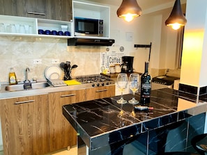 冷蔵庫、電子レンジ、コンロ、コーヒー / ティーメーカー