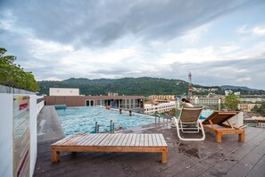 Outdoor pool, sun loungers - Ozone Condo by Lofty (Karon)