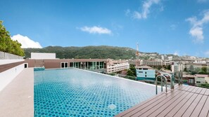 Outdoor pool, sun loungers - Ozone Condo by Lofty (Karon)