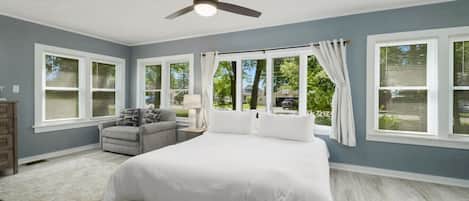 3 sovrum, skrivbord, strykjärn/strykbräda och resesäng