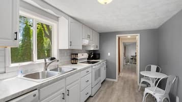 冰箱、微波炉、烤箱、炉灶