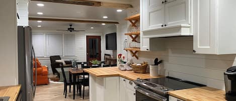 冰箱、微波炉、烤箱、炉灶