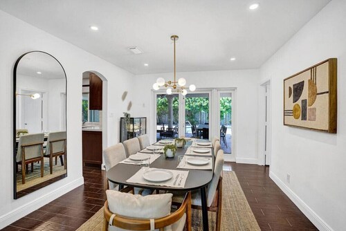 Designer Home - Private Pool & BBQ - 1.5mi to Beach