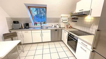 Refrigerador, microondas, horno, placa de cocina