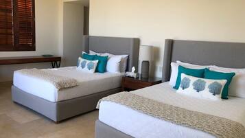 3 slaapkamers, een bureau, een strijkplank/strijkijzer, reisbedje