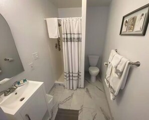 Hair dryer, towels, soap, shampoo - THE SUMMIT INN (Cloudcroft)