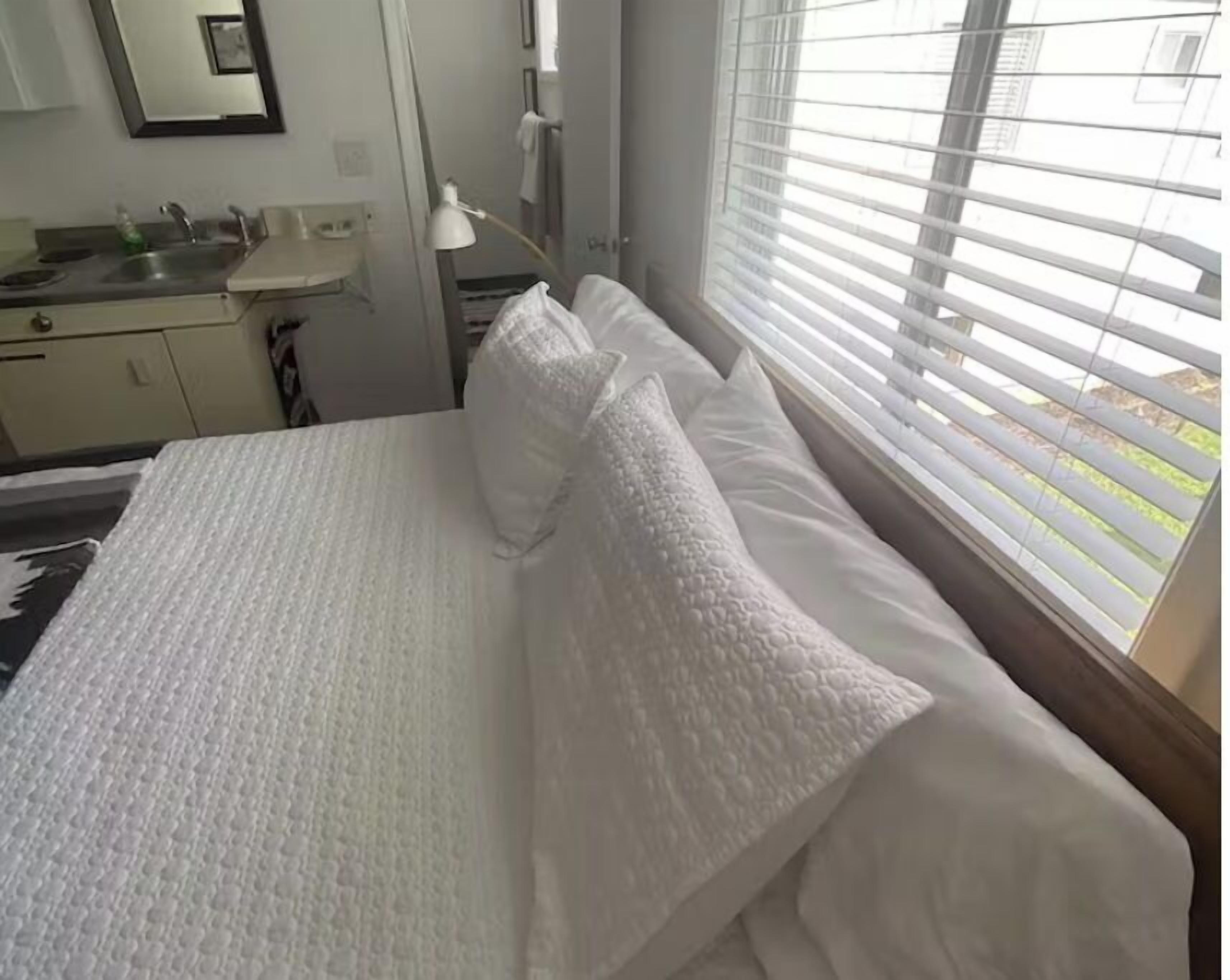 9 bedrooms, iron/ironing board, WiFi (free), bed sheets