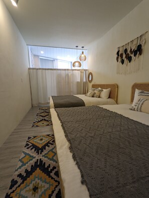 2 bedrooms, desk, free WiFi, bed sheets - 1BR 2BEDs in Hengchun Town for 4 (pingtung county)