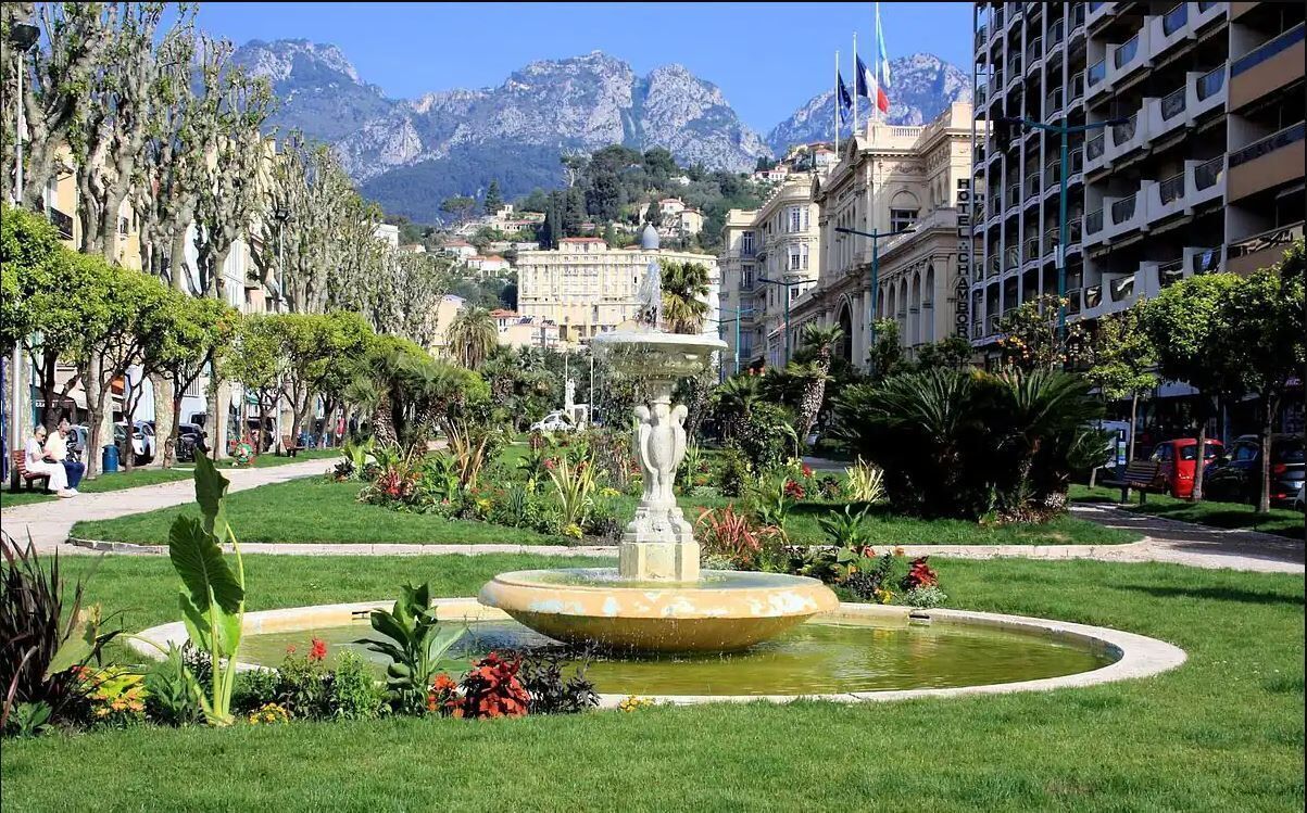 Lovely 2 bedroom apartment in the center of Menton - 50 m from beach